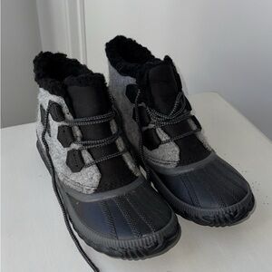 Sorel Women’s Out and About Black and Gray Winter Boots Size 7